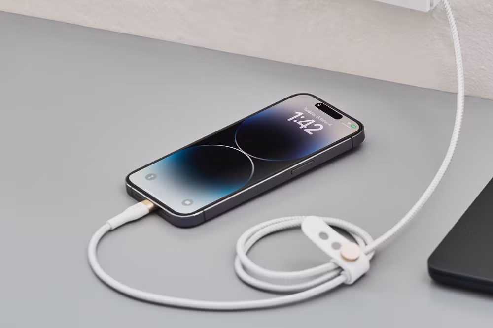 Một trong những sai lầm phổ biến là sử dụng bộ sạc nhanh giá rẻ, không rõ nguồn gốc, bởi các thiết bị này thường không kiểm soát tốt điện áp và dòng điện, dễ gây hỏng pin và linh kiện bên trong.