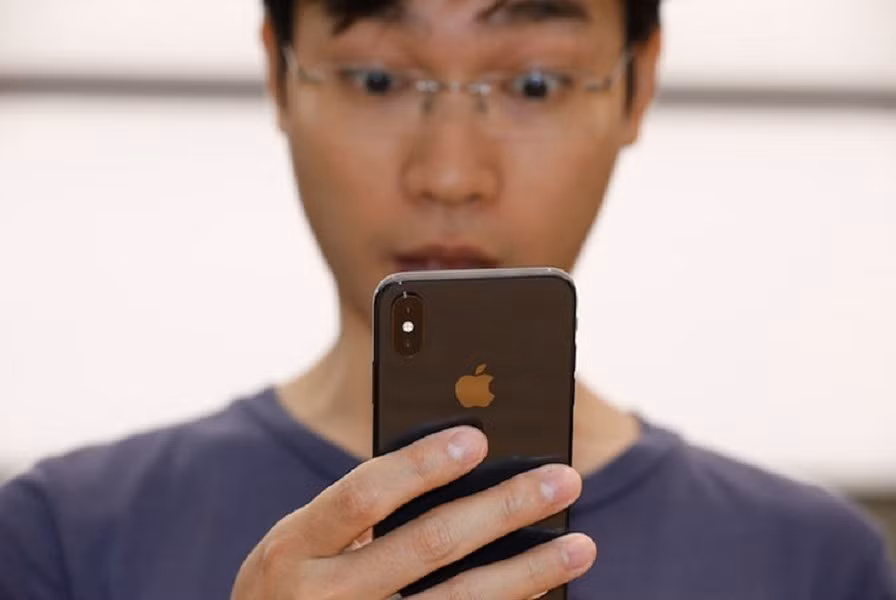 Nếu buổi sáng bạn thấy iPhone tụt pin còn rất thấp, nguyên nhân thường đến từ phần mềm hoặc ứng dụng chạy ngầm.