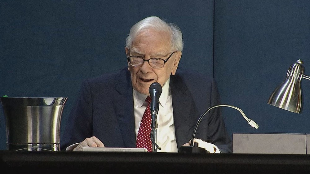 Warren Buffett, cựu CEO của Berkshire Hathaway và một trong những nhà đầu tư vĩ đại nhất mọi thời đại, vừa gây chú ý khi ví trí tuệ nhân tạo giống như vũ khí hạt nhân trong chương trình đặc biệt phát sóng trên CNBC.