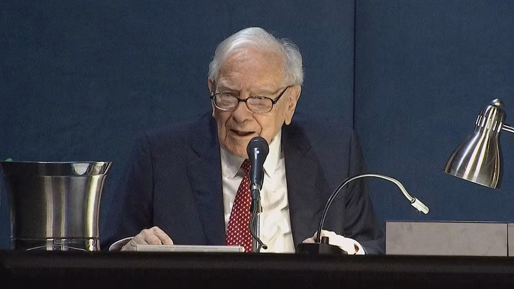 Warren Buffett, cựu CEO của Berkshire Hathaway và một trong những nhà đầu tư vĩ đại nhất mọi thời đại, vừa gây chú ý khi ví trí tuệ nhân tạo giống như vũ khí hạt nhân trong chương trình đặc biệt phát sóng trên CNBC.