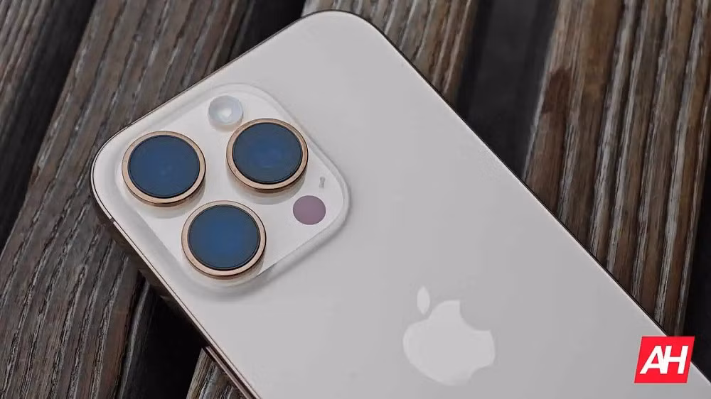 Nhiều người dùng iPhone 15 và iPhone 16 Pro Max gần đây đã báo cáo hiện tượng pin bị phồng trong quá trình di chuyển bằng đường hàng không.