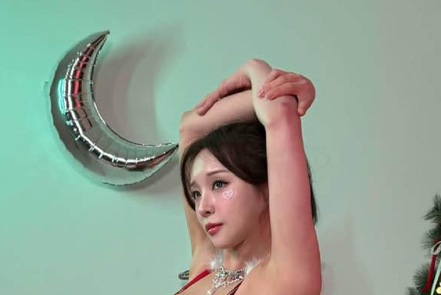 Trong game, Soyeon ghi điểm nhờ những tương tác nhẹ nhàng và cảm xúc chân thực, còn ngoài đời cô tiếp tục gây ấn tượng bằng thần thái cuốn hút.