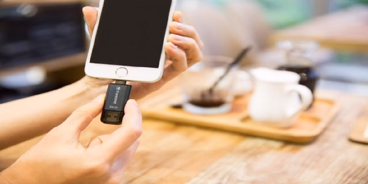 Nhiều người có thói quen nhặt được USB lạ và tò mò cắm thử vào điện thoại hoặc máy tính.