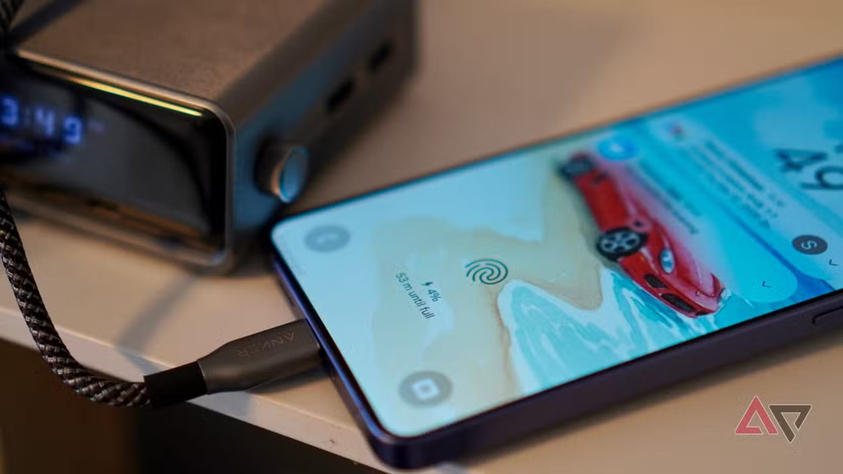 Điểm nhấn lớn nhất là màn hình Privacy Display, giúp bảo vệ thông tin cá nhân khỏi ánh mắt tò mò. Công nghệ xử lý điểm ảnh thông minh khiến nội dung chỉ hiển thị rõ khi nhìn trực diện.(Ảnh: Android Police)