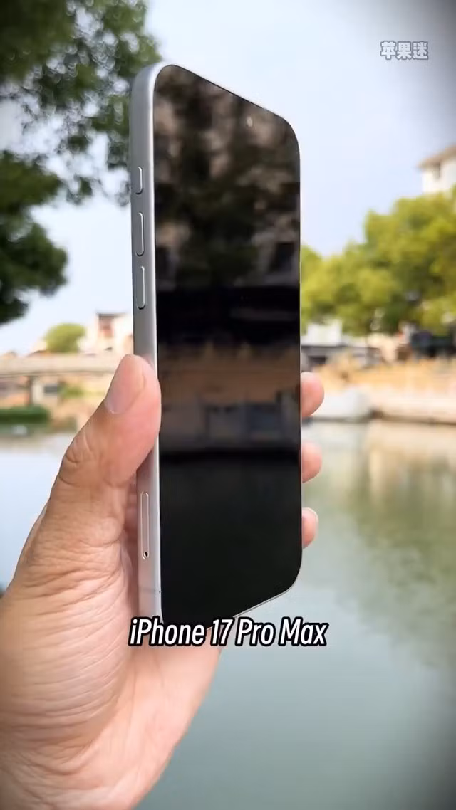 Cụ thể, mẫu iPhone 17 Pro Max dày tới 8,725mm, so với 8,25mm của tiền nhiệm. (Ảnh: Thanh niên Việt)