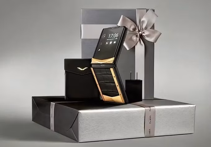 Hiện tại, Vertu đã bắt đầu nhận đơn đặt hàng trước cho dòng máy gập đắt đỏ này tại Việt Nam.(Ảnh: SGGP)