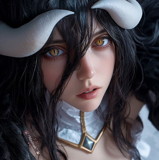 Loạt ảnh do AI tạo ra tập trung vào đôi mắt vàng sắc sảo, đường cong cơ thể và khí chất gợi cảm mê hoặc.(Ảnh: gamek)