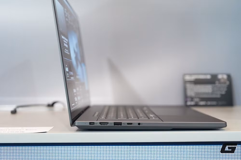 Màn hình OLED đạt chuẩn ROG Nebula HDR với độ sáng 1100 nits và màu sắc chuẩn xác phục vụ cả chơi game lẫn đồ họa.(Ảnh: Genk)