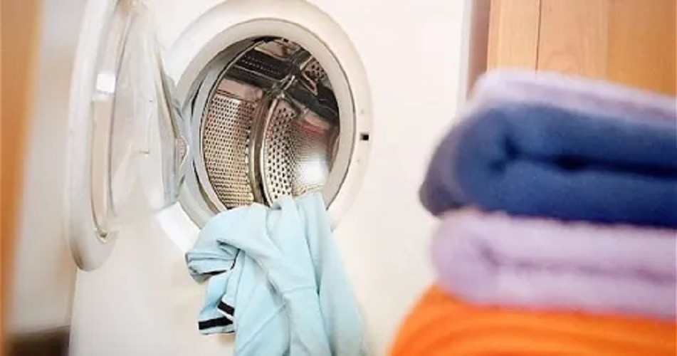 Mở hé cửa sau mỗi lần giặt là bí quyết giúp máy bền và sạch thơm.
