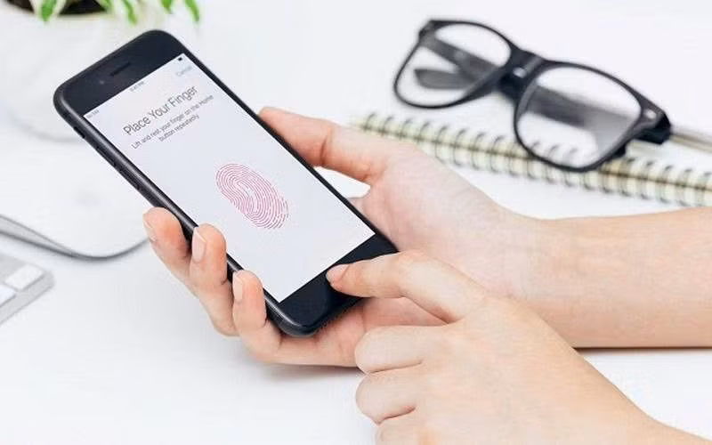 Trong thời đại smartphone, nhiều người dùng lựa chọn mở khóa bằng vân tay hoặc khuôn mặt vì sự tiện lợi, nhưng các chuyên gia cảnh báo đây chưa phải phương thức bảo mật tuyệt đối.