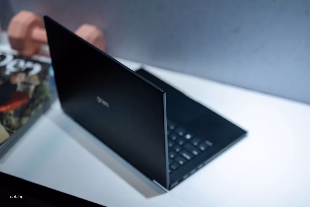 Bên cạnh sức mạnh AI, LG còn nâng cấp thiết kế bằng vật liệu hợp kim Aerominum mới, giúp giảm khoảng 40 gram trọng lượng so với thế hệ trước nhưng tăng tới 135% khả năng chống trầy xước. Với độ mỏng chỉ 12,4 mm và trọng lượng khởi điểm từ 1.199 gram, dòng gram AI 2026 tiếp tục nằm trong nhóm laptop siêu nhẹ trên thị trường. Sản phẩm cũng đã vượt qua các bài kiểm tra độ bền theo tiêu chuẩn quân đội Mỹ MIL-STD-810H, mang lại sự yên tâm cho người dùng thường xuyên phải di chuyển hoặc làm việc ngoài văn phòng.