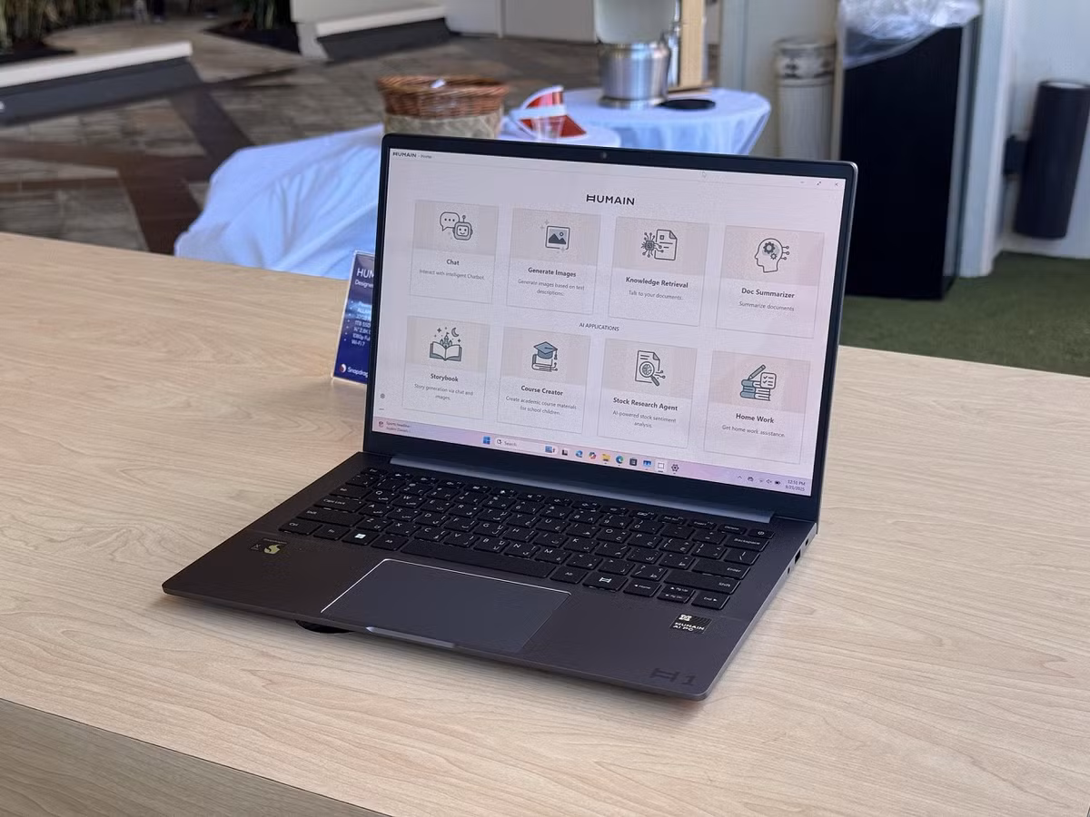 Điểm đặc biệt là Horizon Pro chạy trên hệ điều hành AI Humain One OS thay vì giao diện phần mềm truyền thống.
