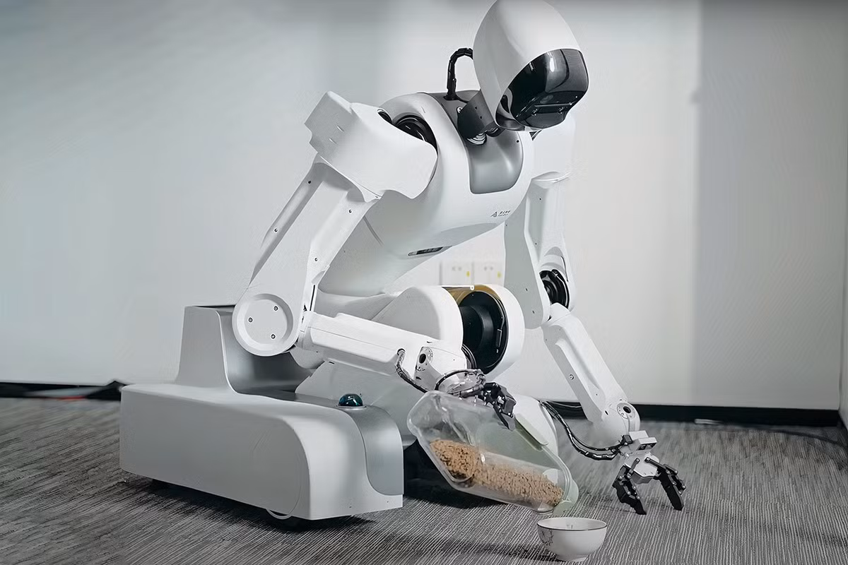 Astribot S1 đã được triển khai tại viện dưỡng lão Thâm Quyến, hỗ trợ người cao tuổi trong sinh hoạt.