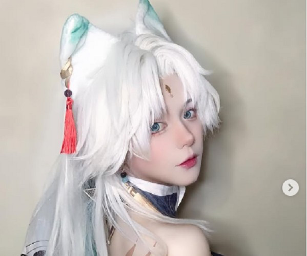 Người hâm mộ nhận xét rằng chính sự tự nhiên và khí chất mạnh mẽ đã giúp cô khác biệt giữa “rừng” coser hiện nay.