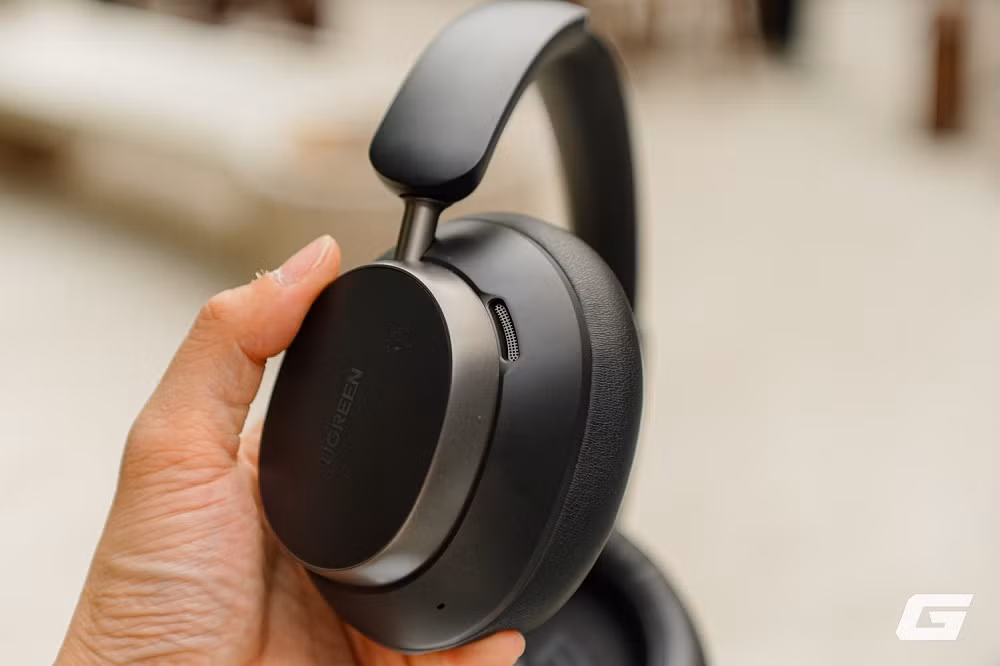 Studio Pro thiếu hộp đựng, vỏ nhựa dễ trầy nên cần bảo quản cẩn thận khi mang theo.