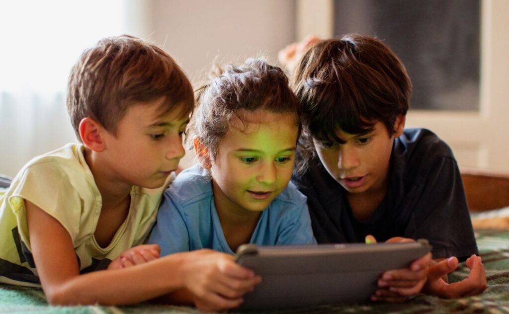 Apple bị cho là ưu tiên quyền riêng tư hơn sự an toàn của trẻ em.