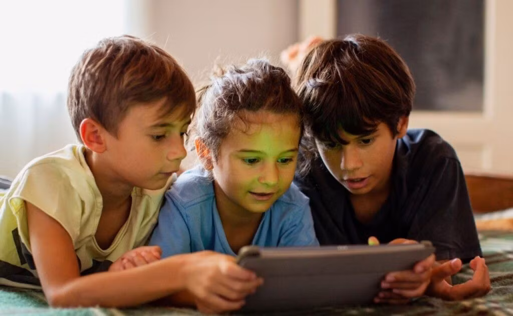 Apple bị cho là ưu tiên quyền riêng tư hơn sự an toàn của trẻ em.