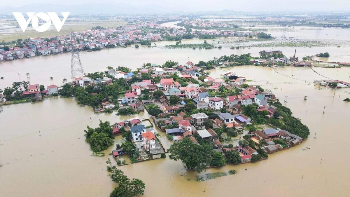 Theo ghi nhận của phóng viên Báo Điện tử Tiếng nói Việt Nam, ngày 24/6 tại khu vực gần trung tâm văn hóa thôn Xuân Giang, xã Mai Trung, huyện Hiệp Hòa (Bắc Giang) có nhiều hộ dân sinh sống trong khu vực bị ảnh hưởng lớn do mực nước sông Cầu dâng cao.