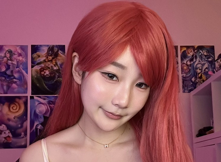 Nữ MC Kitty trở thành tâm điểm chú ý tại EWC 2025 khi diện trang phục satin gợi cảm như "đồ ngủ".