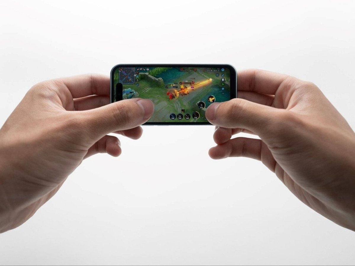 Máy sở hữu màn hình IPS LCD 4 inch, thân hình chỉ 106g, dễ cầm một tay và bỏ túi quần thoải mái.