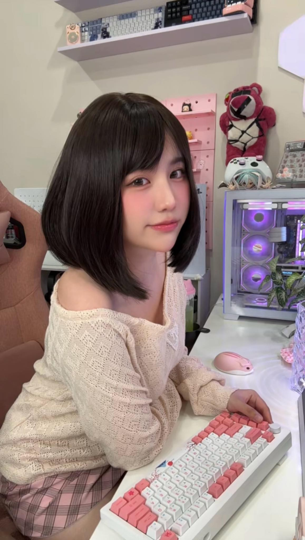 Cô khéo léo biến góc chơi game thành điểm nhấn cá tính và thể hiện rõ phong cách bản thân. (Ảnh: gamek)