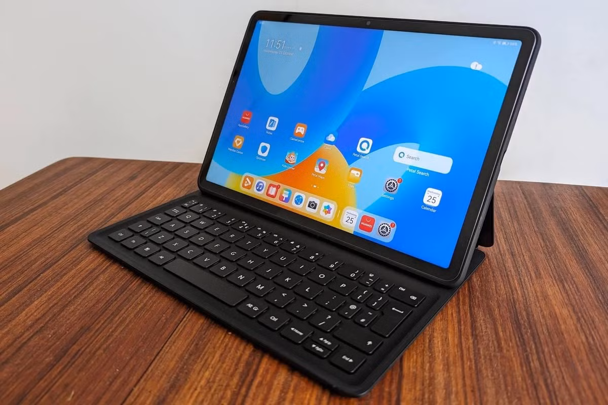 Huawei MatePad 11.5 là máy tính bảng giá rẻ gây chú ý khi bán kèm bút M-Pencil và bàn phím, nhắm tới sinh viên, nghệ sĩ kỹ thuật số và người cần công cụ văn phòng di động.