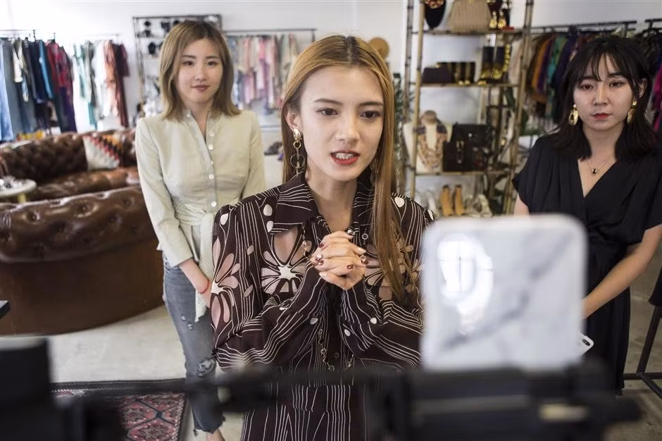 Người mua thường bị cuốn vào không khí gấp gáp, chốt đơn vội vàng rồi nhận hàng lỗi.