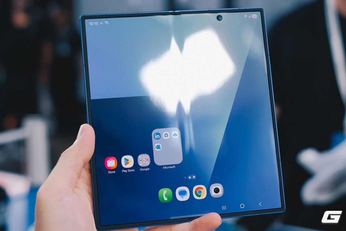 Camera trên smartphone gập cũng bứt phá, khi Galaxy Z Fold7 hay OPPO Find N5 đều sở hữu hệ thống cảm biến flagship, quay video 8K và hỗ trợ AI chỉnh sửa ảnh. (Ảnh: Genk)