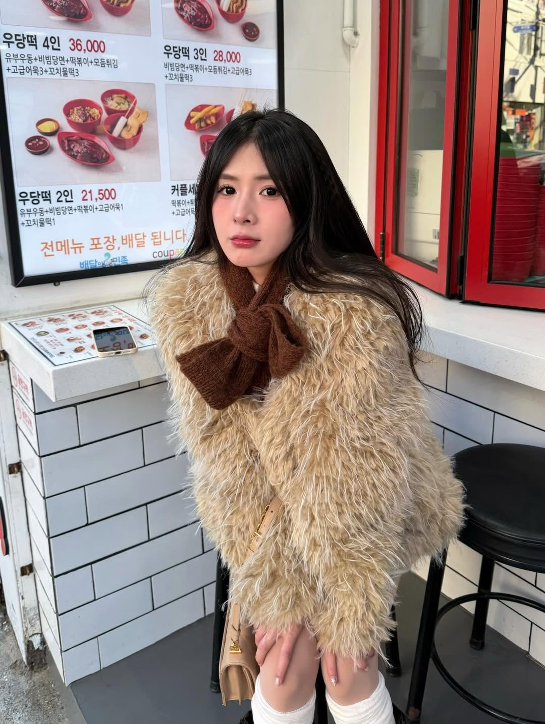 Trong bộ ảnh, Quỳnh Alee chọn phong cách mùa đông nhẹ nhàng với gam màu trung tính, tôn lên vẻ nữ tính và tinh tế.