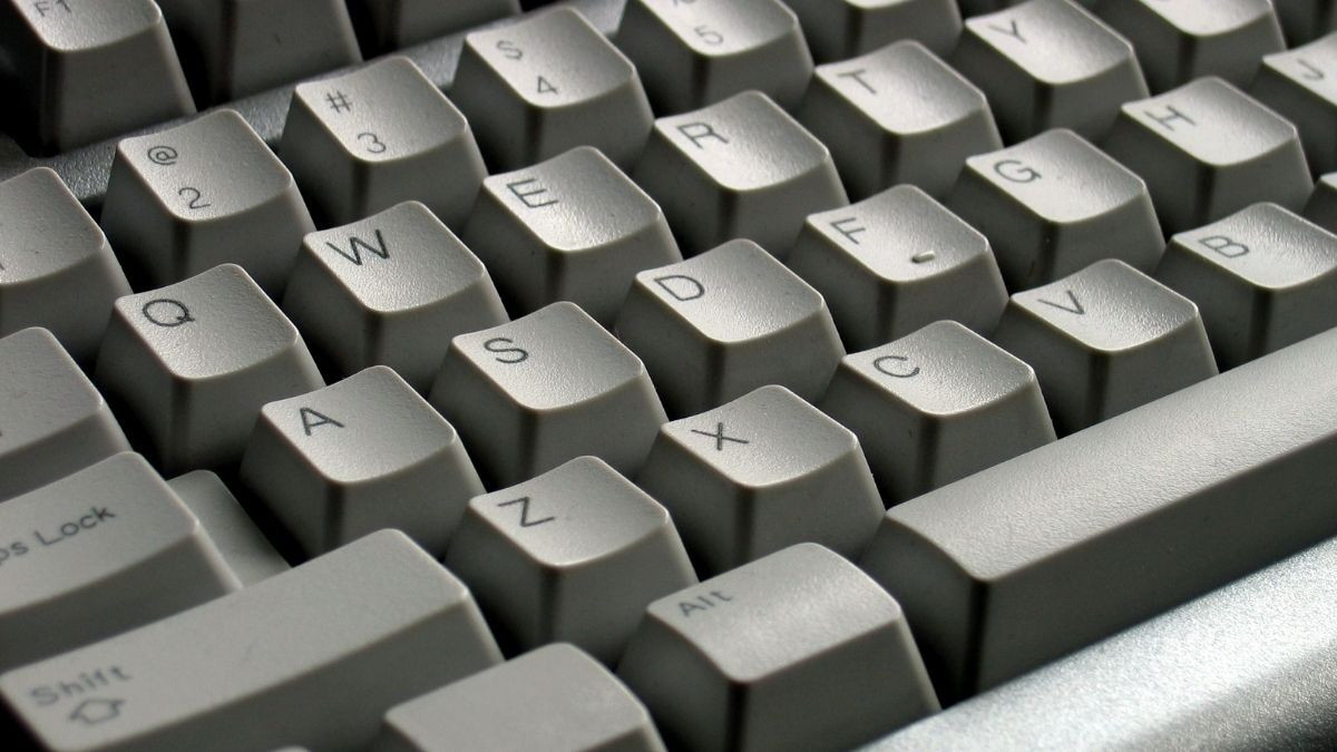 Một số chuyên gia cho rằng phím so le phù hợp hơn với độ cong tự nhiên của ngón tay.