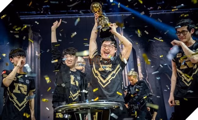 Dù vậy, RNG vẫn là cái nôi của những huyền thoại như Uzi, Xiaohu, Ming hay GALA, cùng bảng thành tích 5 lần vô địch LPL và 3 MSI.