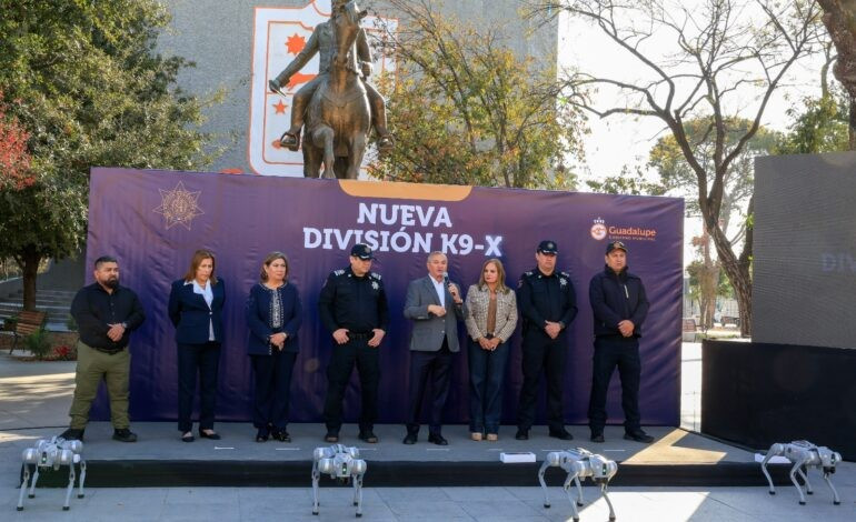 Trong buổi diễn tập, robot tiến vào tòa nhà bỏ hoang, truyền hình ảnh trực tiếp về trung tâm chỉ huy.