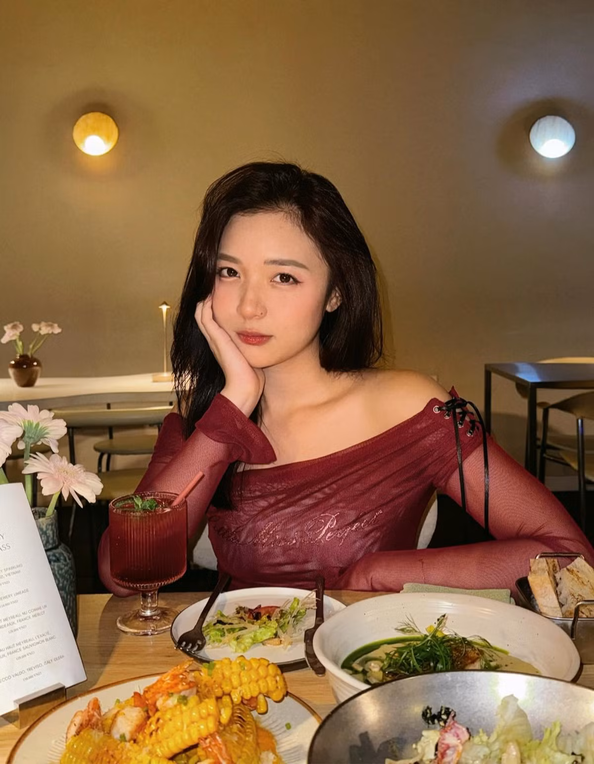 Nhiều bình luận so sánh cô với Ngọc Trinh bởi thần thái, đường nét và biểu cảm quyến rũ trong bức ảnh.