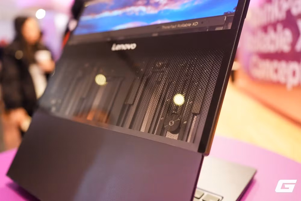 Người dùng chỉ cần vuốt dọc bản lề cảm ứng để kích hoạt mô-tơ, giúp màn hình mở rộng từ 13,3 inch lên 15,9 inch.(Ảnh: Genk)