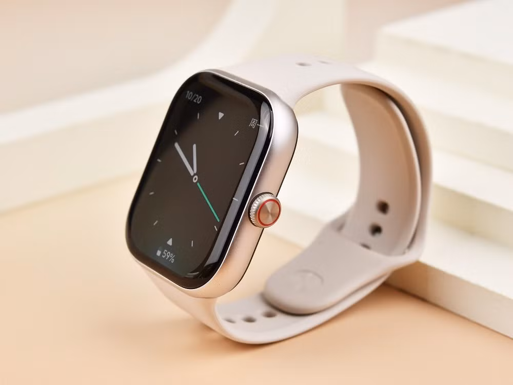 Chiếc đồng hồ nổi bật với màn hình AMOLED 2,07 inch, sáng tới 2.400 nit, hiển thị rõ ngay dưới nắng gắt.