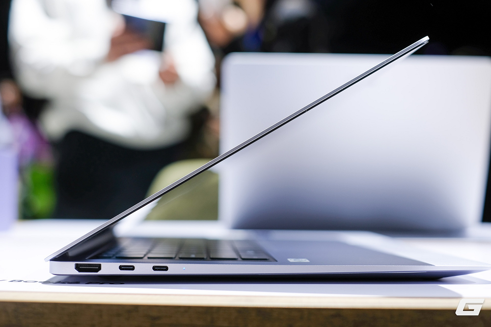 Thiết kế khung nhôm nguyên khối, bàn phím nền đen và touchpad haptic gợi nhớ MacBook. (Genk)