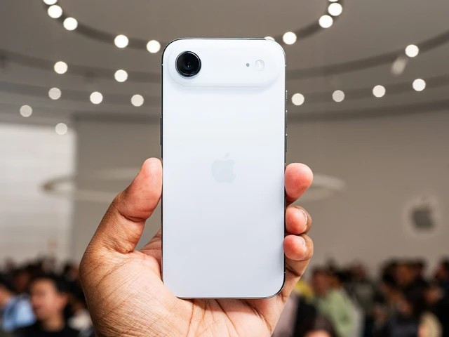 iPhone Air là mẫu iPhone đầu tiên loại bỏ hoàn toàn khay SIM vật lý, chỉ dùng eSIM.