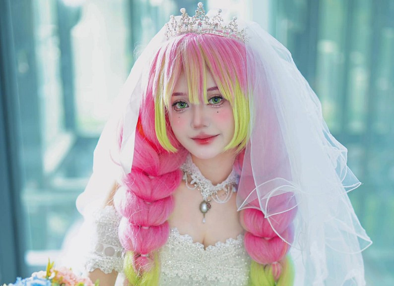 Fan không ngần ngại ví cô như “Hằng Nga giáng trần” và mong muốn được sánh bước bên nàng.