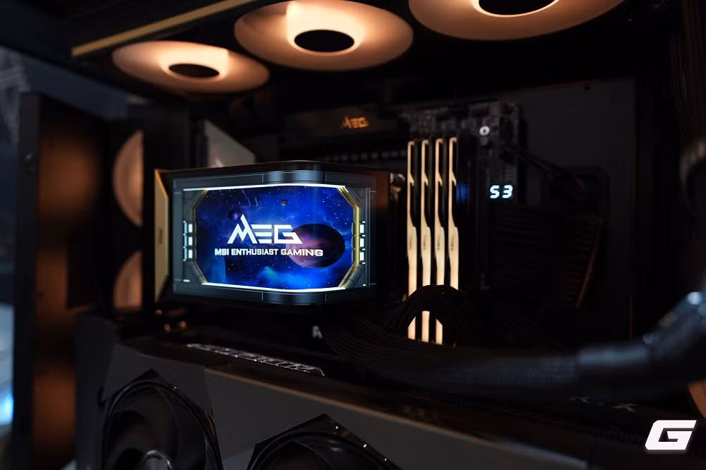 Về tản nhiệt, MSI gây ấn tượng với MEG CORELIQUID E15 AIO sở hữu màn hình OLED cong 2K kích thước 6,67 inch độc đáo.(Ảnh: Genk)