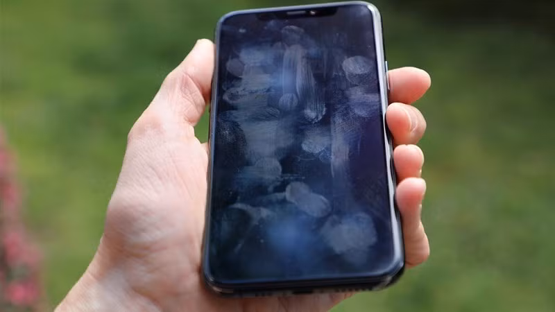 Nhà báo Prakhar Khanna cho biết iPhone hiện vẫn bị lóa và bám dấu vân tay rõ khi dùng ngoài trời.(Ảnh: Thế giới di động)