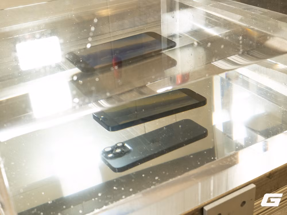 Song song đó, bài test rung lắc mô phỏng việc thiết bị nằm trong balo, xe máy hay phương tiện vận chuyển, với nhiều dải tần số khác nhau để kiểm tra độ bền linh kiện.(Ảnh: Genk)