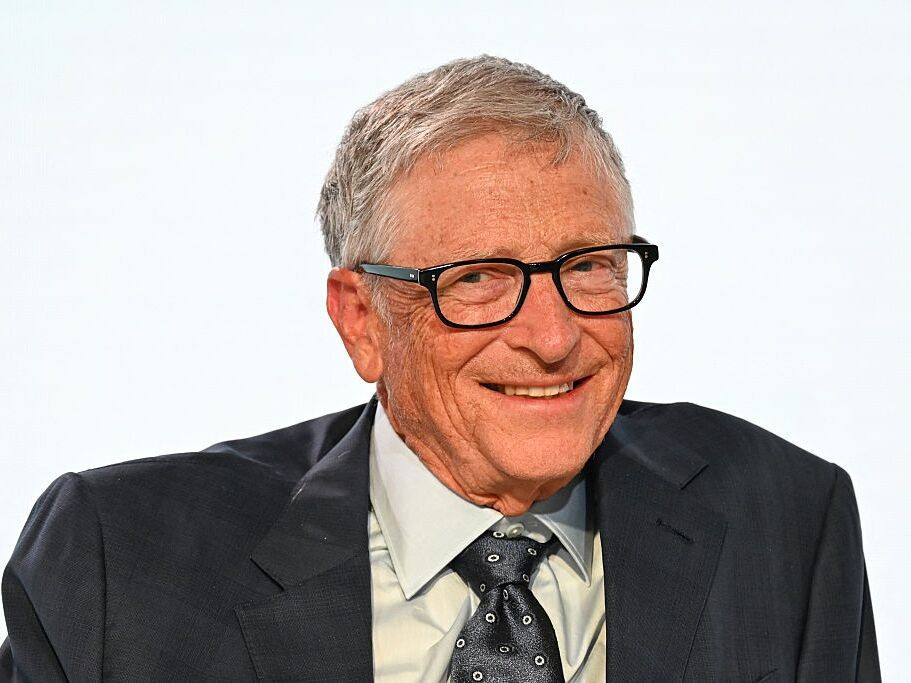 Ông cũng nhấn mạnh các lĩnh vực như sinh học và năng lượng vẫn cần sự tham gia sâu của con người dù có sự hỗ trợ của AI.