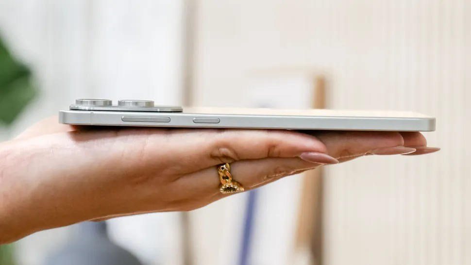 Galaxy S25 Edge gây ấn tượng với độ mỏng chỉ 5,8mm và trọng lượng 163g.