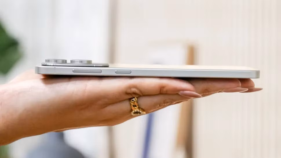 Galaxy S25 Edge gây ấn tượng với độ mỏng chỉ 5,8mm và trọng lượng 163g.