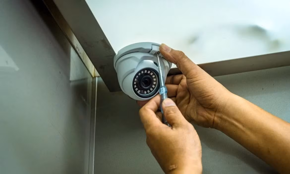 Ngoài ra, nhiều người dùng hiện nay lựa chọn lưu trữ đám mây để kéo dài thời gian lưu video camera an ninh, tuy nhiên giải pháp này phụ thuộc vào gói dịch vụ và thường chỉ giữ dữ liệu trong vài ngày đến vài tuần nếu không trả phí cao hơn.