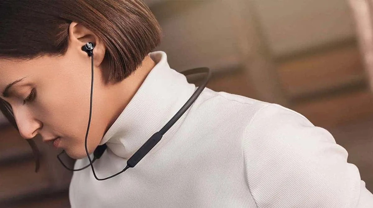 Giá thành dễ tiếp cận, chất lượng âm thanh và pin thường vượt trội so với earbuds cùng tầm giá.