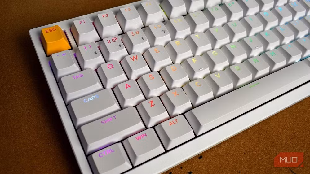 Nếu gõ bàn phím hàng ngày, bạn sẽ thấy các phím chữ không thẳng hàng mà lệch nhau. (Ảnh: MUO)