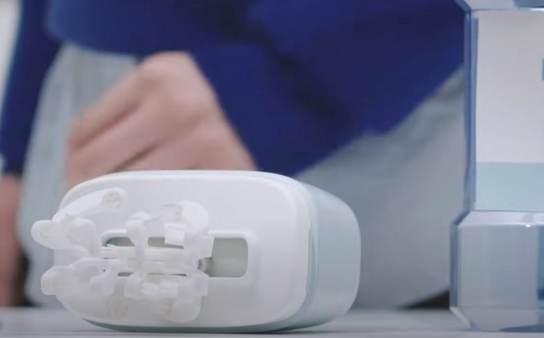 Người dùng chỉ cần cắn nhẹ vào máng ngậm, robot sẽ tự động làm sạch răng trong khoảng một phút mà không cần cử động tay.