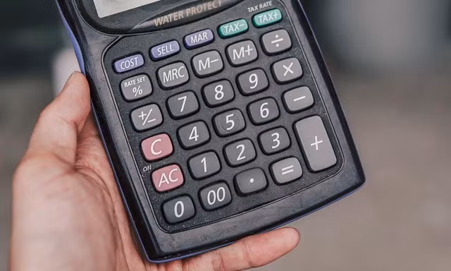 Nhiều người dùng vẫn ưa chuộng cảm giác bấm phím trực tiếp, dễ đối chiếu và hạn chế nhầm lẫn trong giao dịch.