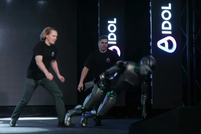 Tuy nhiên, ngay khi vẫy tay chào khán giả, robot đã mất thăng bằng và ngã sấp mặt.